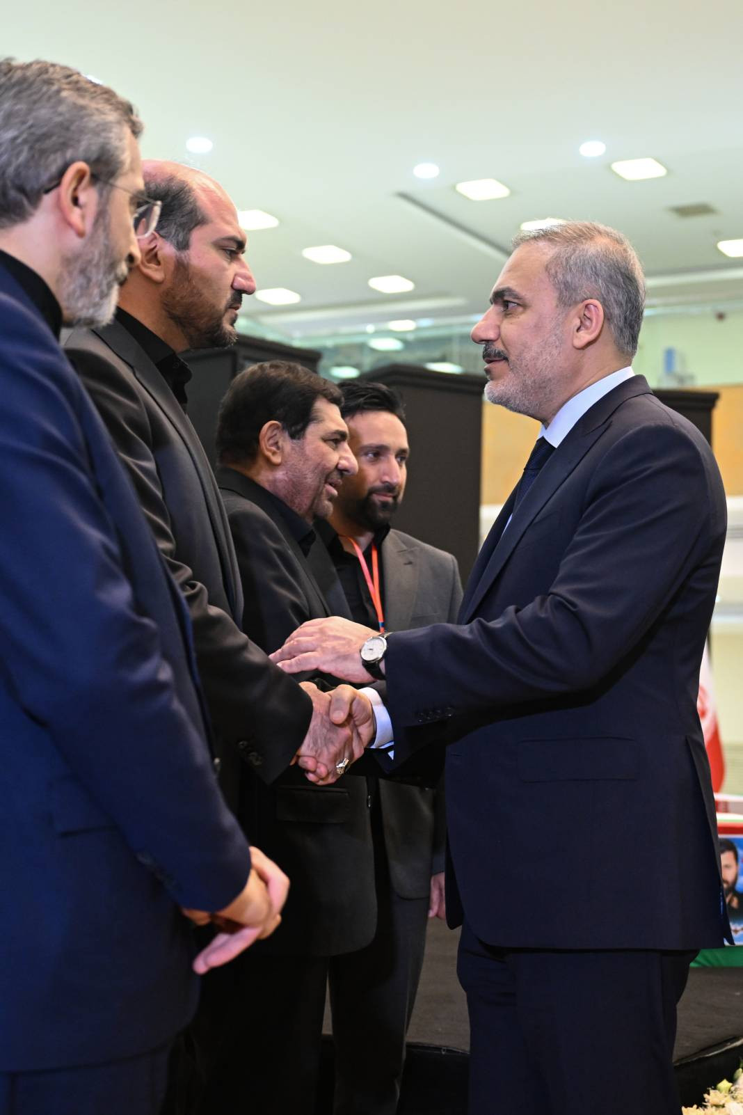 Cumhurbaşkanı Yardımcısı Yılmaz ile Dışişleri Bakanı Fidan Reisi'nin taziyesine katıldı - Resim: 1